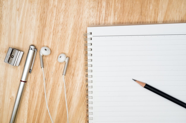 Cahier sur fond en bois.