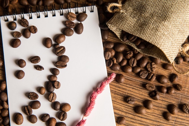 Cahier et grains de café