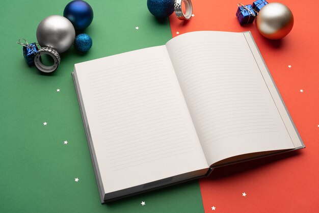 Cahier de journal ouvert parmi les objectifs de décoration de Noël pour le nouvel an