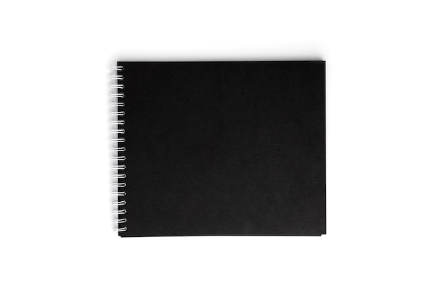 Cahier noir isolé sur fond blanc.