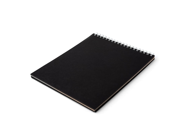 Cahier noir isolé sur fond blanc.