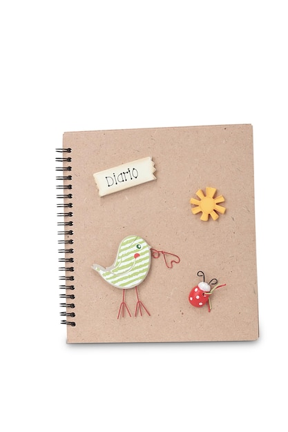 Un cahier avec un oiseau et un tournesol dessus.