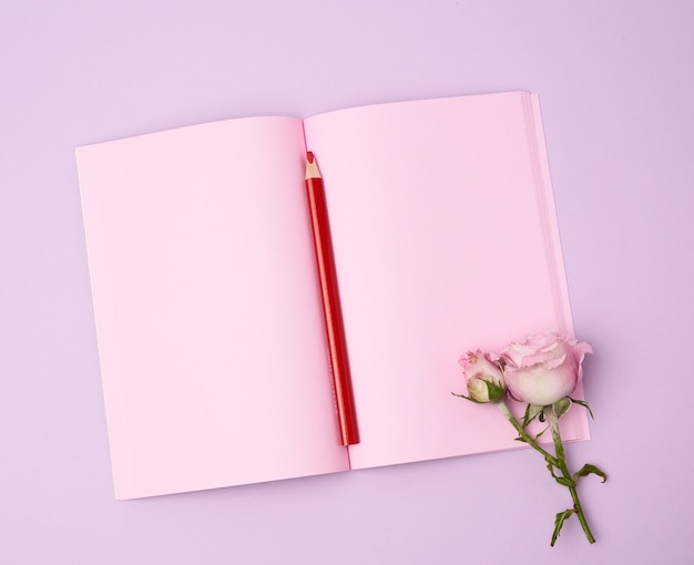 Cahier ouvert avec feuilles roses et rose rose