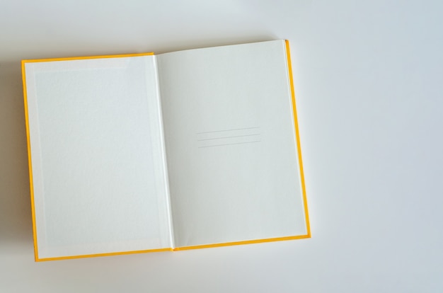 Cahier ouvert avec des pages blanches sur fond blanc