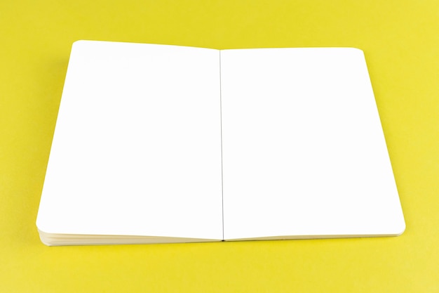 Cahier ouvert avec des pages blanches