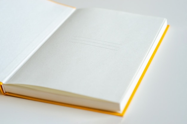 Cahier ouvert avec des pages blanches