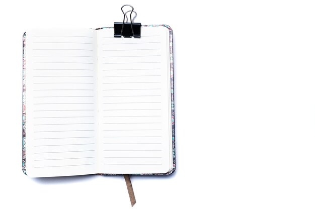 Cahier ouvert pour les notes sur fond blanc