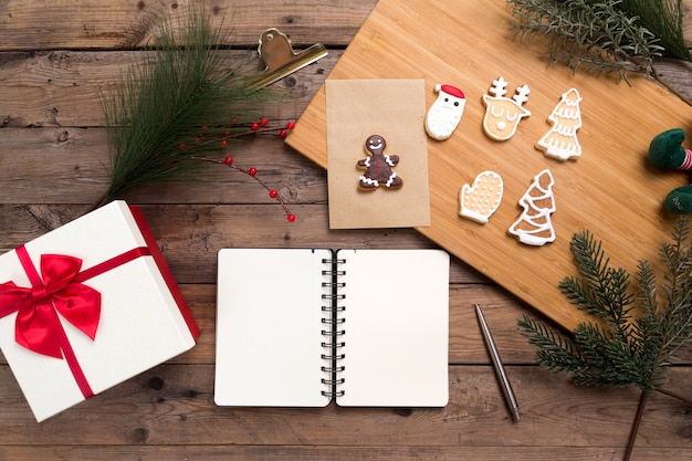 Cahier ouvert et vide avec des biscuits en pain d'épice et une boîte cadeau