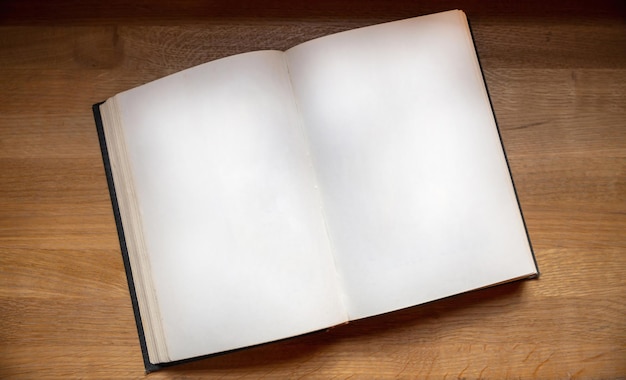 Cahier ouvert sur la vue de dessus de fond en bois Page de livre vierge sur une table Modèle d'espace de copie
