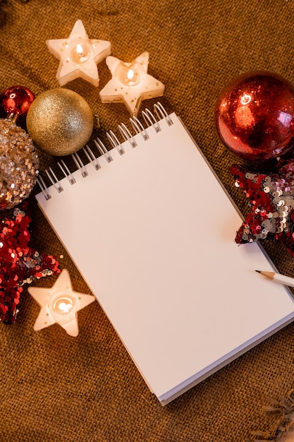 cahier avec des pages vides sur une table en bois dans le fond de la cuisine d'un sapin de Noël. Nouvel An