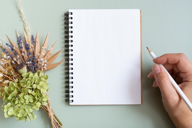 Cahier de papier vierge sur fond coloré Vue de dessus Mise à plat