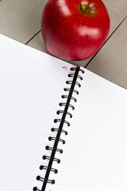 Cahier et pomme