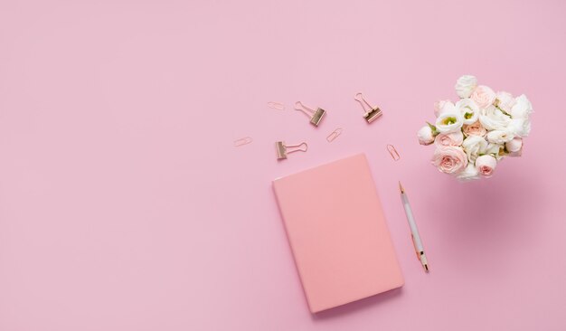 Cahier rose avec bouquet de fleurs