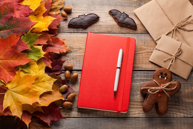 Cahier rouge et des biscuits pour Halloween.