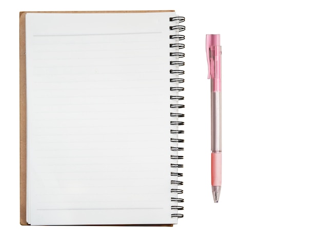 Cahier à spirale isolé sur blanc avec stylo
