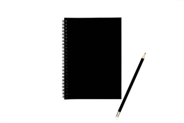 Cahier à spirale noir avec un crayon noir isolé sur fond blanc