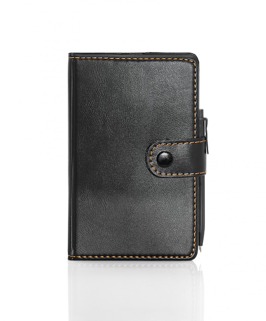 Cahier et stylo en cuir noir sur blanc