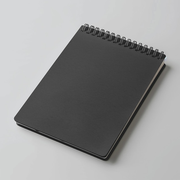 un cahier avec un stylo est ouvert sur une table blanche
