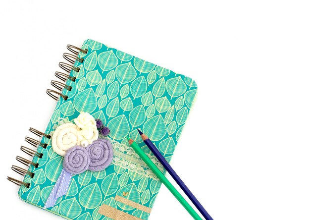 Cahier et stylo sur fond blanc