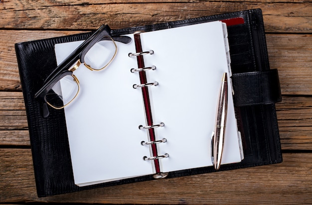 Cahier avec stylo et lunettes