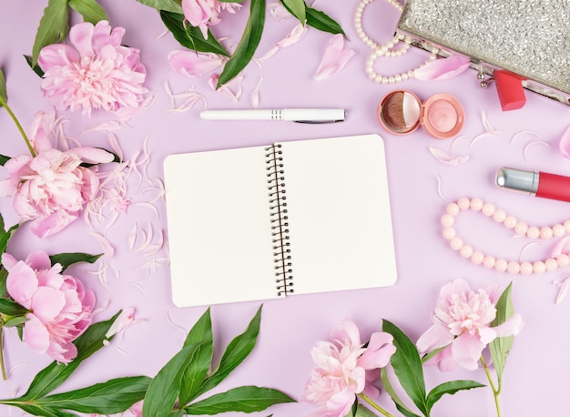 Cahier à stylo avec des pages blanches vierges, bouquet de pivoines