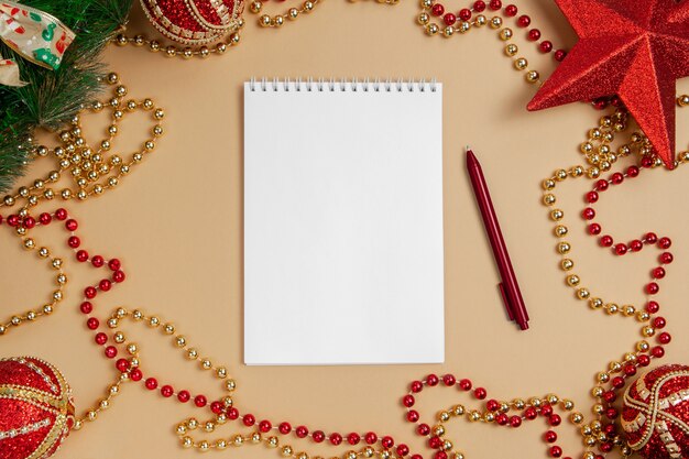 un cahier avec un stylo se trouve sur la table de Noël