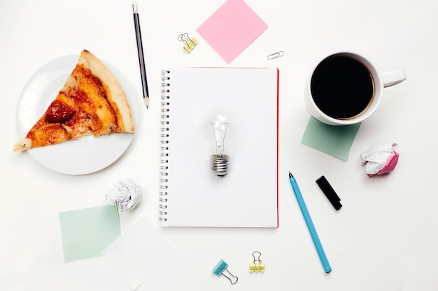 Cahier et stylo sur la table, idée au travail, espace de travail.