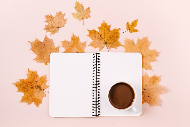 cahier et tasse de café