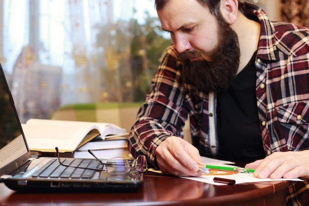 Cahier de travail masculin barbu