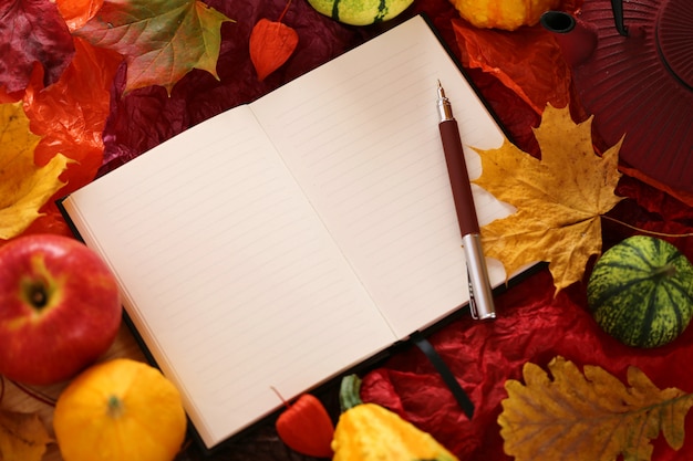 Cahier vide avec feuille d'érable, pommes et citrouilles