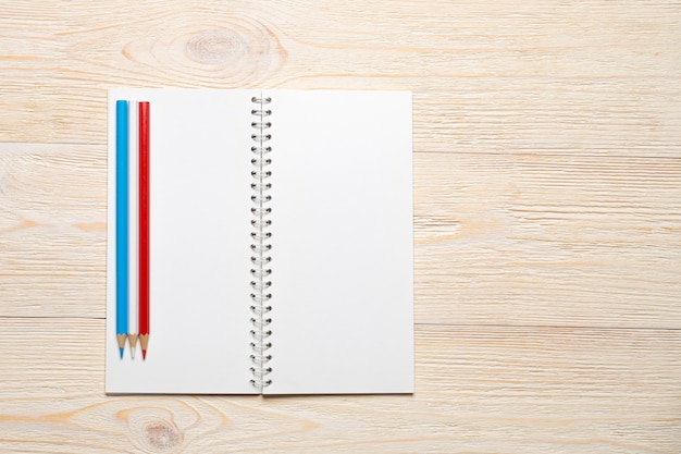 Cahier vide ouvert sur la table de bureau blanc