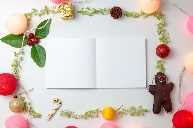 Cahier vierge avec des décorations de Noël sur fond blanc