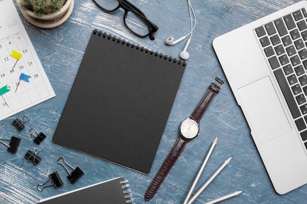 cahier vierge noir de bureau avec espace copie, style minimal