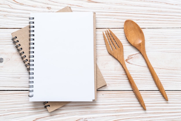 Cahier vierge pour note de texte sur une surface en bois avec copie sapce