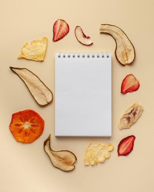 Cahier vierge pour texte, chips de fruits