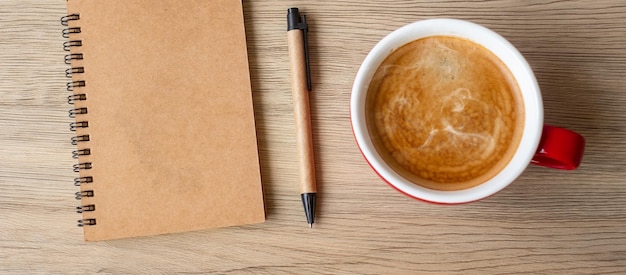Cahier vierge et tasse à café sur table en bois Motivation Résolution Liste de choses à faire Concept de stratégie et de plan