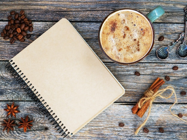 Cahier de vue de dessus avec une tasse de café latte épicé