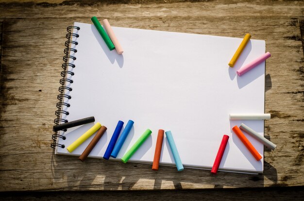 Photo cahiers d'école et papeterie sur planches de bois. retour aux concepts de l'école.