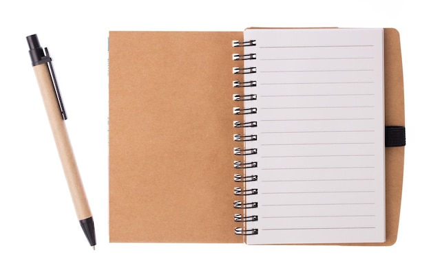 cahiers avec un stylo isolé sur fond blanc