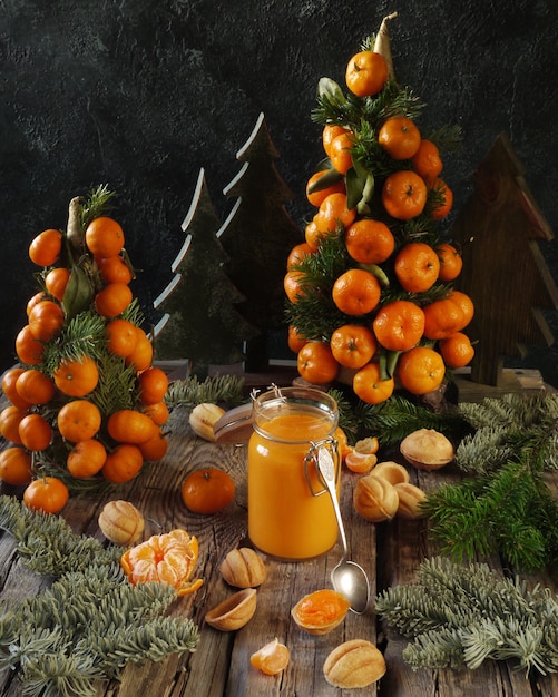 Caillé à la mandarine à la main dans la décoration de Noël