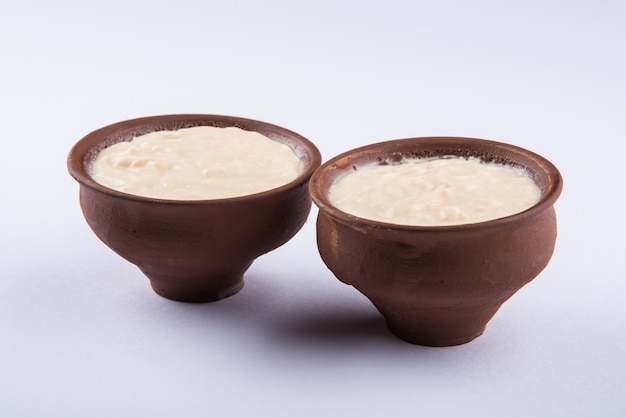Caillé sucré ou dahi sucré en hindi, servi dans un pot en terre, mise au point sélective