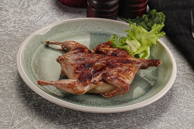 Photo des cailles grillées dans l'assiette