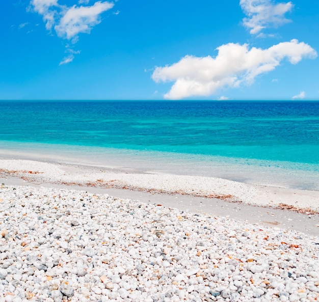 Cailloux blancs au bord de la mer par temps nuageux