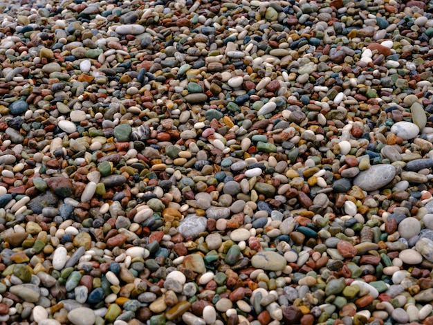 Cailloux colorés sur la plage