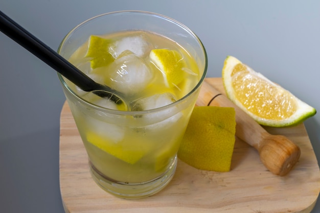 Caipirinha au citron sicilien. boisson brésilienne typique