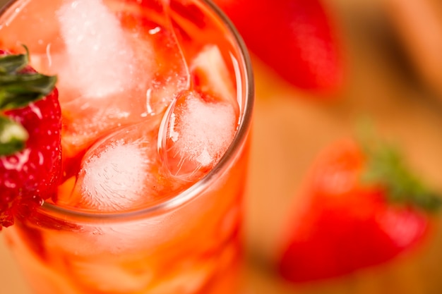 Caipirinha aux fraises fraîches sur fond de bois