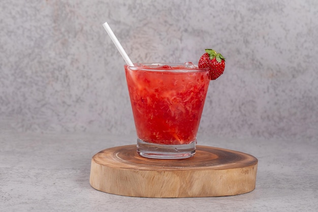 Caipirinha aux fraises sur la table Cocktail aux fraises