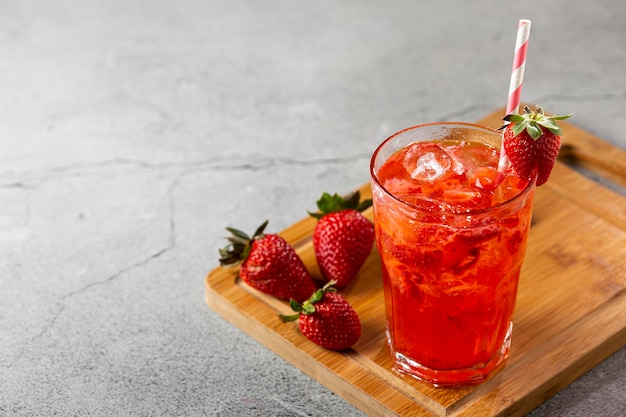 Caipirinha aux fraises sur la table Cocktail aux fraises