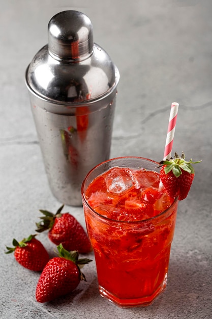 Caipirinha aux fraises sur la table Cocktail aux fraises