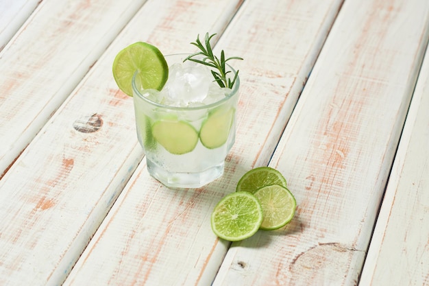 Caipirinha ou caipiroska, cocktail brésilien frais avec des ingrédients sur le côté